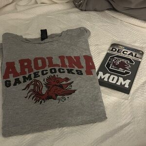 Gildan Gray Short Sleeve Tee with Red Print and mom decal for the car